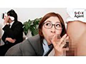 VR観てる人の横でこっそりフェラチオ〜不測の事態は予期せぬ快感！リアルなスリルで興奮倍増！この臨場感は癖になる〜　サンプル画像07